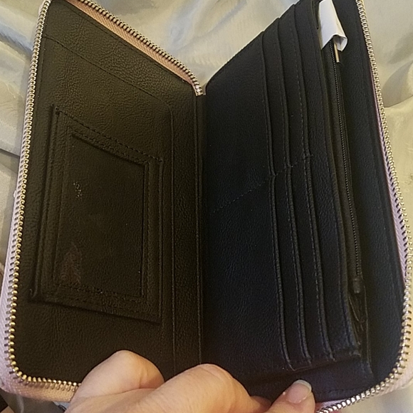 Betsey Johnson dog print zip around Nwt - Picture 4 of 5